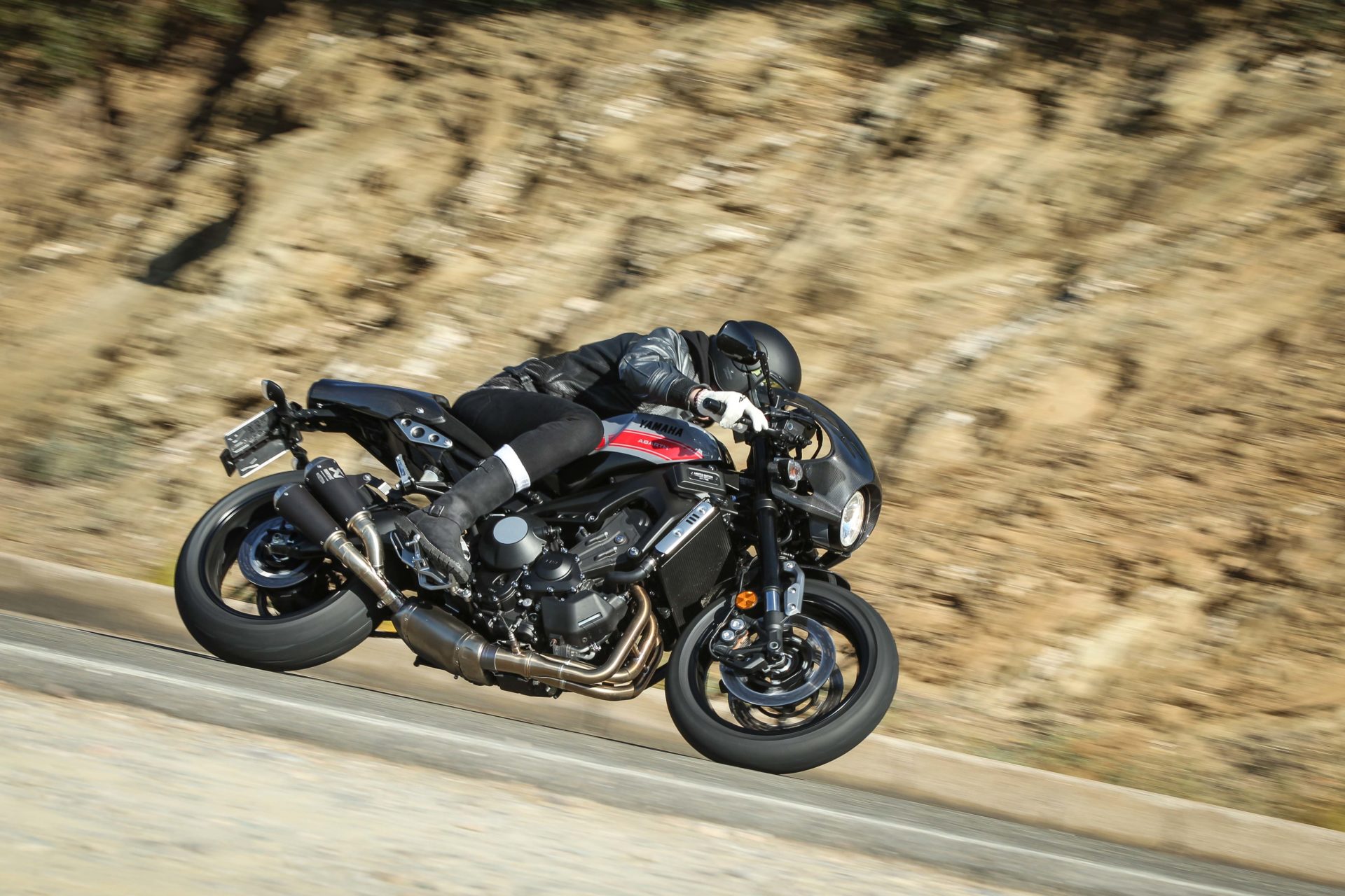 yamaha xsr900 abarth curva
