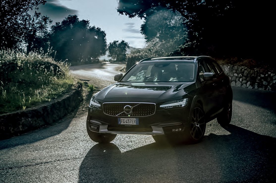 Volvo V90 Cross Country in viaggio tra i colli toscani